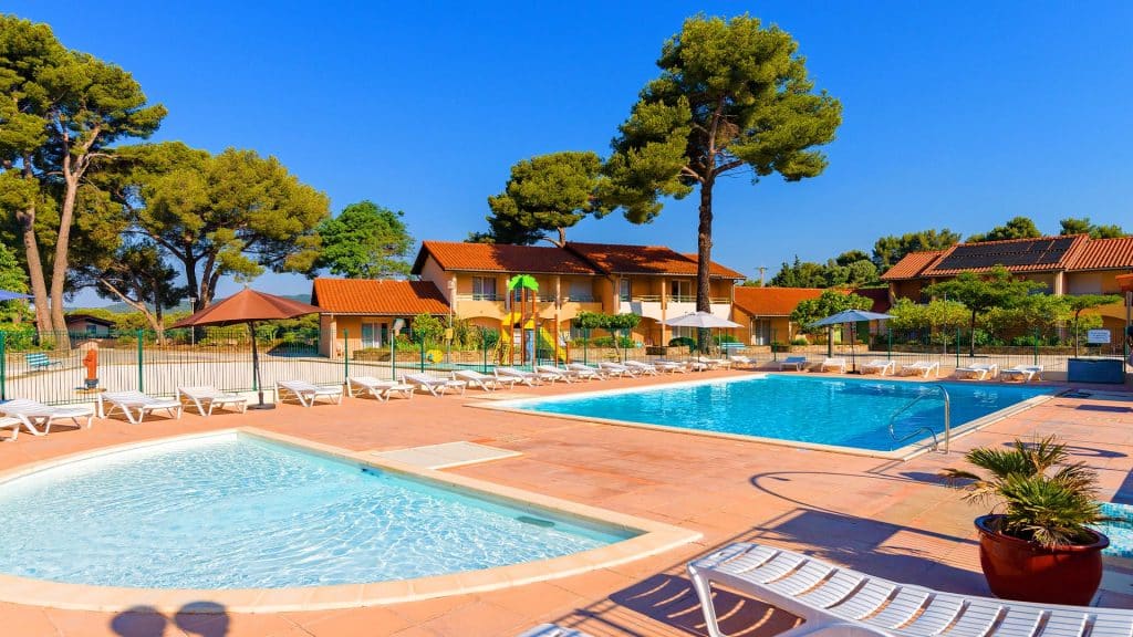 piscine en famille au village vacances azureva la londe les maures