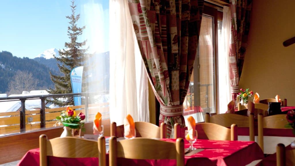 le restaurant vue sur la montagne du village vacances azureva la clusaz les confins 