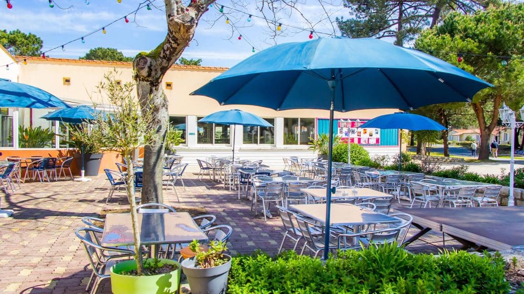 la terrasse en ete au camping azureva ile d'oleron 