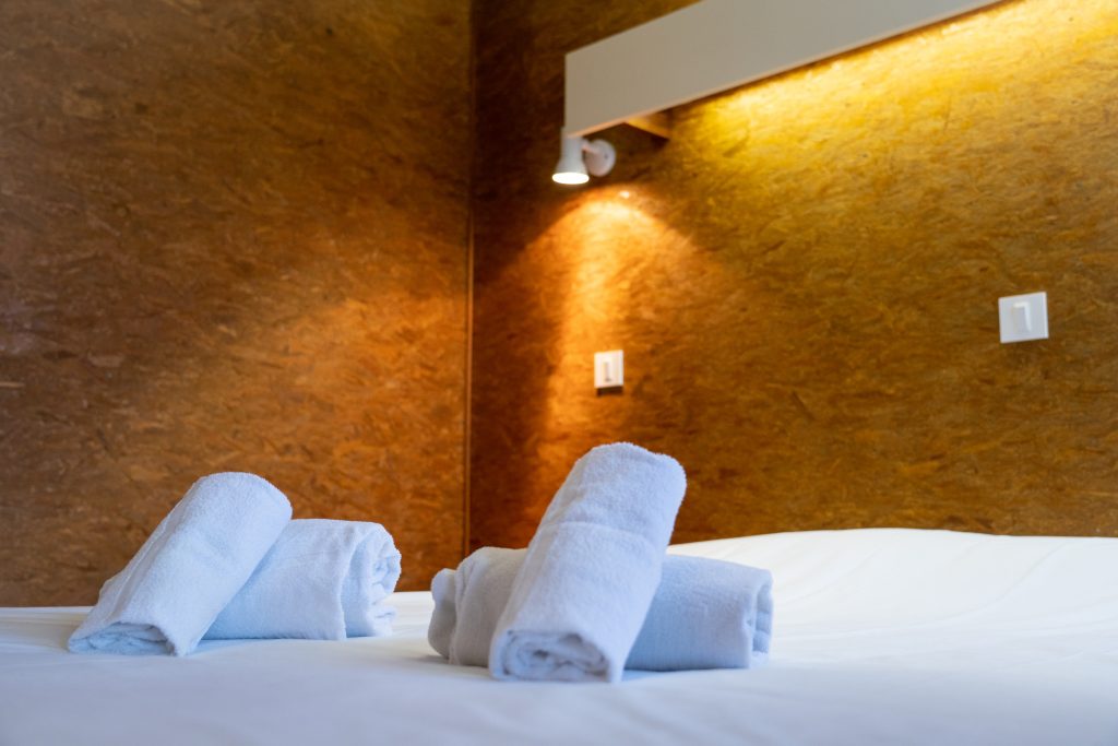 serviette sur le lit a murol 