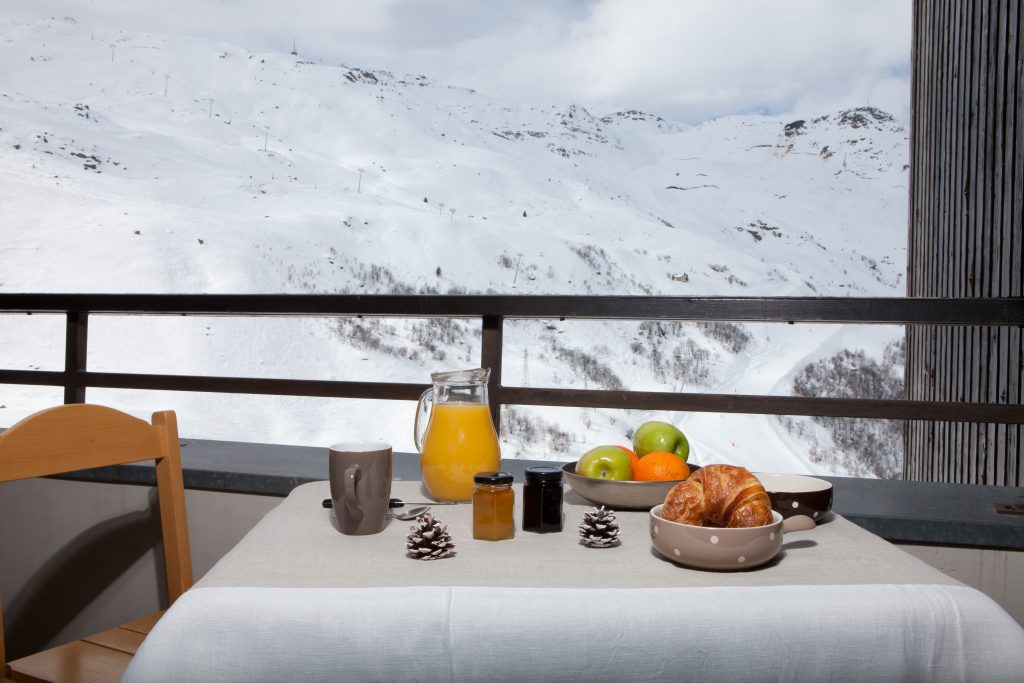 Table avec nourriture sur balcon Les Menuires