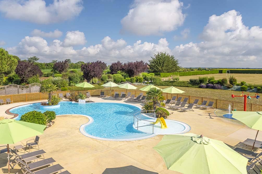 la piscine exterieure au camping azureva longeville sur mer en vendee