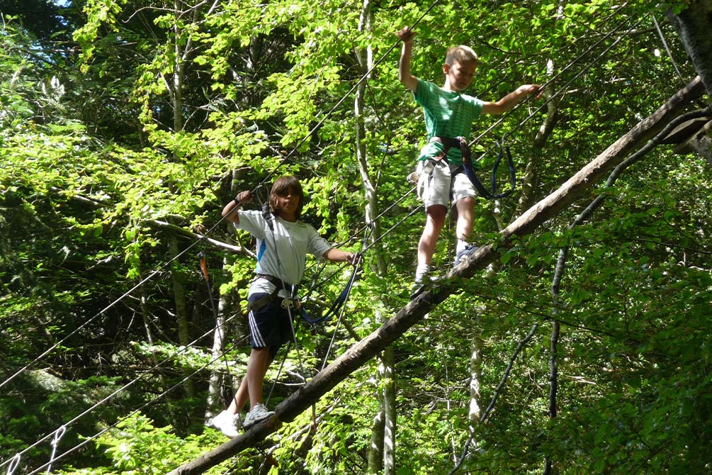 accrobranche a la montagne avec la location de vacances azureva a piau engaly 