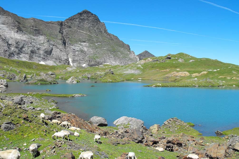 le lac et la montagne proche de la location de vacances azureva a piau engaly 2