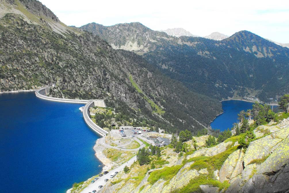 le lac et la montagne proche de la location de vacances azureva a piau engaly