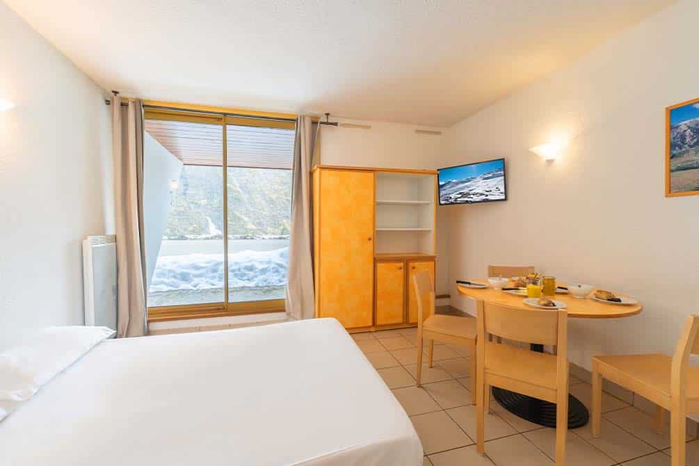 lit double du logement de la location de vacances azureva a piau engaly 2