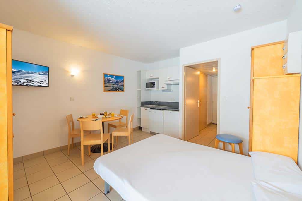 lit double et cuisine du logement de la location de vacances azureva a piau engaly 2