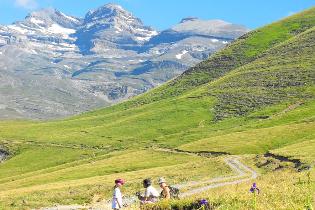 randonnee dans la nature a la montagne a la location de vacances azureva a piau engaly 