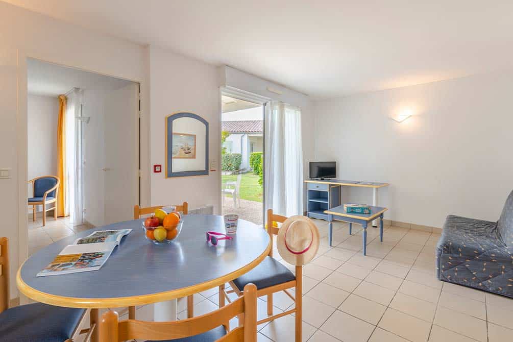 le salon de votre logement a la location de vacances azureva a fouras 
