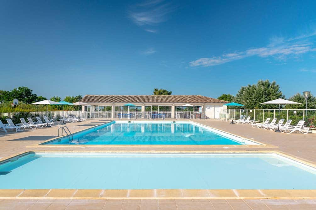 les bassins de la piscine de la location de vacances azureva a fouras 