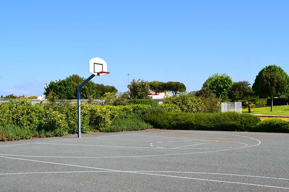 le terrain de basket de la location de vacances azureva a fouras 