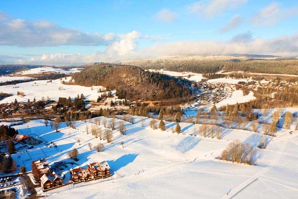 du ski l'hiver a la montagne avec la location de vacances azureva a metabief dans le jura 
