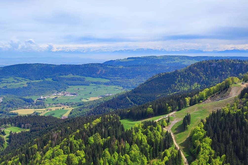 la randonnee a la montagne avec la location de vacances azureva a metabief dans le jura 