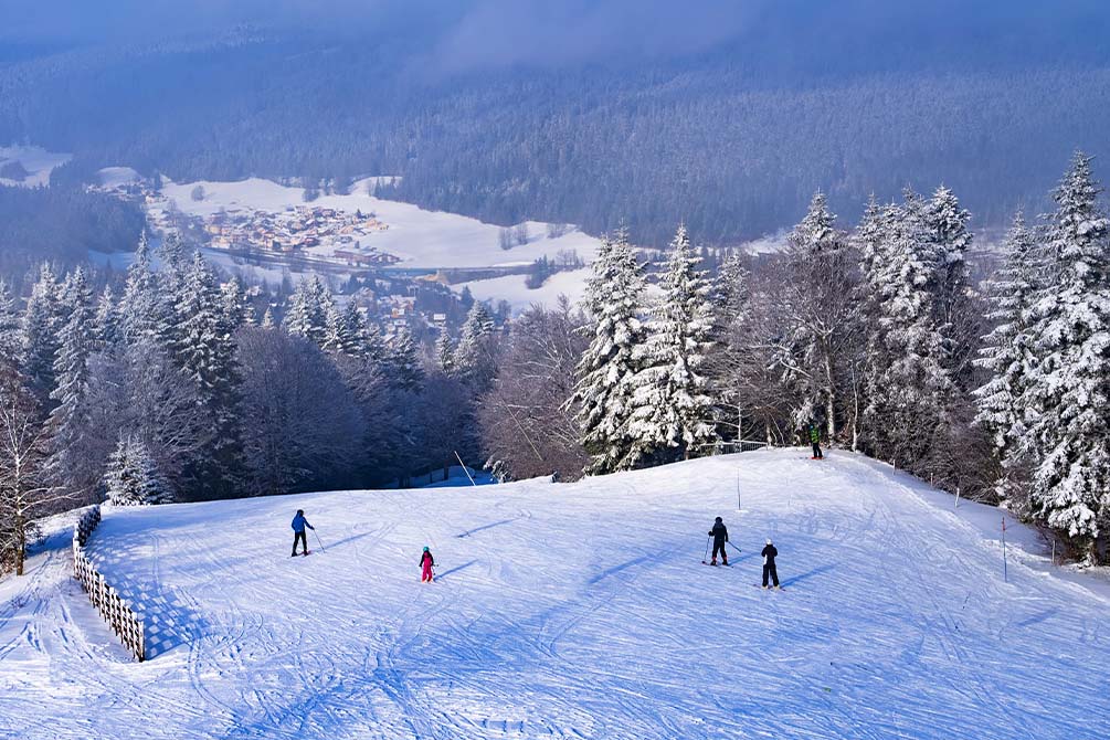 du ski l'hiver avec la location de vacances azureva metabief dans le jura 