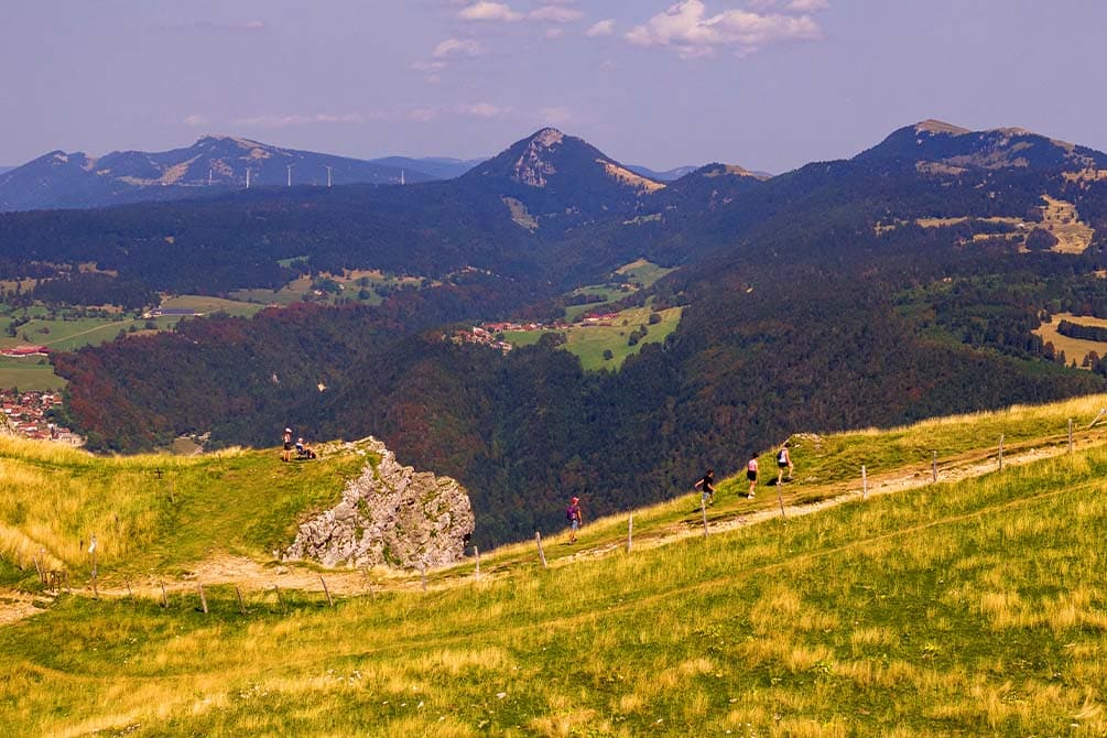 trek a la montagne avec la location de vacances azureva metabief dans le jura 