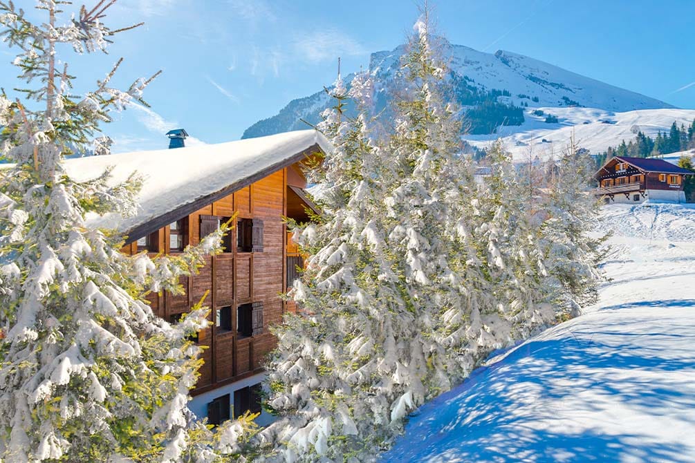 au pied des pistes de ski avec la location de vacances azureva a la clusaz les aravis 