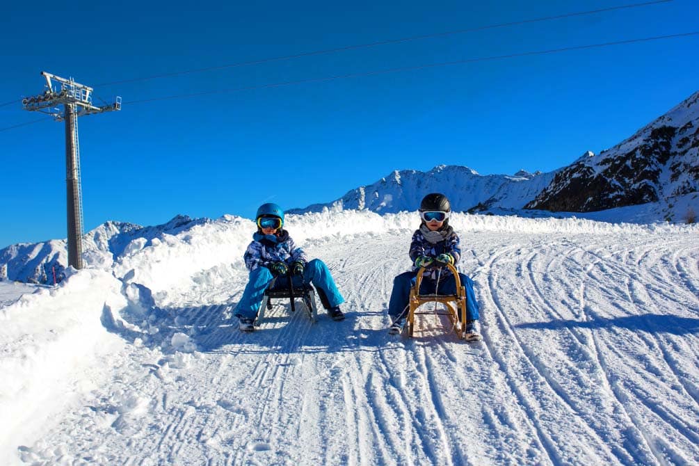 luge en famille a la montagne a la location de vacances azureva a la clusaz les aravis 