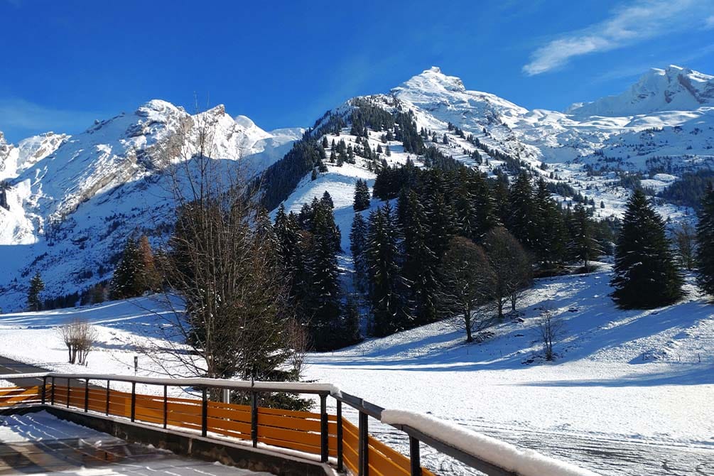 l'hiver en savoie a la location de vacances azureva a la clusaz les aravis 