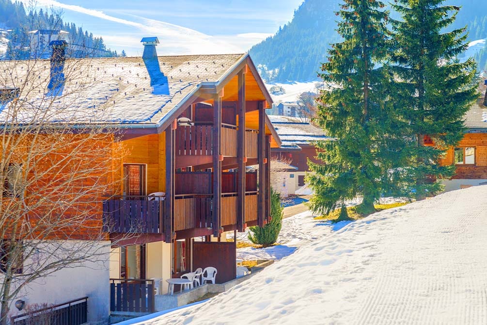 montagne l'hiver avec la location de vacances azureva a la clusaz les aravis
