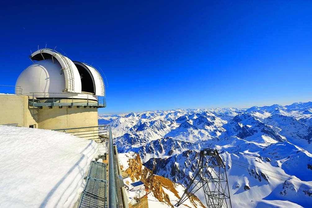 l'observatoire du pic du midi en hiver a la location de vacances azureva a la mongie 