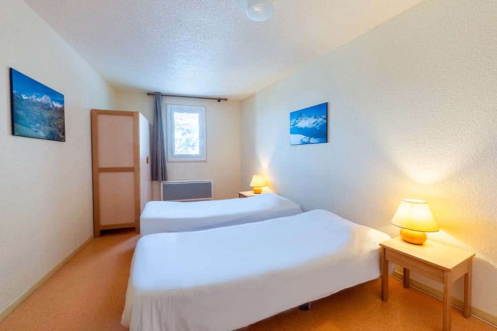 votre chambre twin au logement de la location de vacances azureva a la mongie 