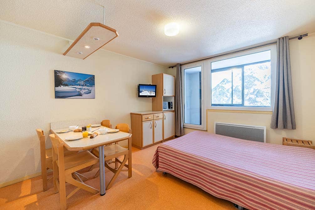 le salon et la cuisine de votre logement dans la location de vacances azureva a la mongie 