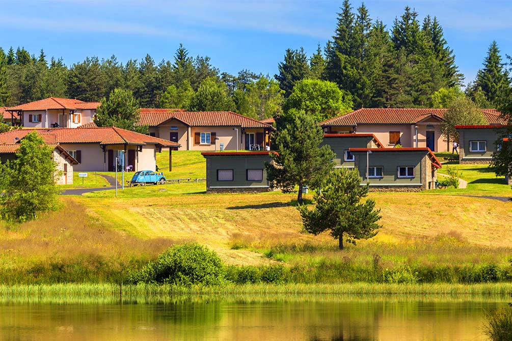la location de vacances azureva a fournols dans le puy de dome en auvergne a la campagne au bord du lac