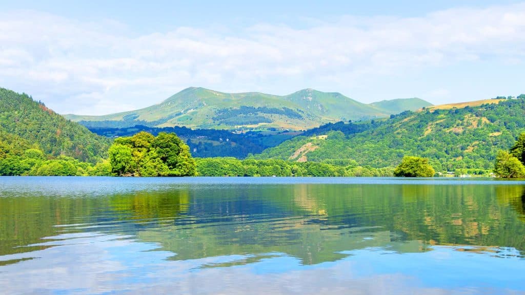 evasion en montagne avec les locations de vacances azureva a murol dans le puy de dome
