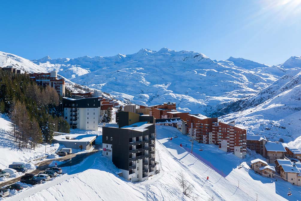 la residence de vacances dans les alpes aux menuires a la neige 