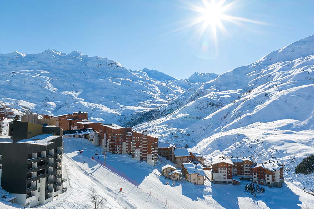 la residence de vacances dans les montagnes des alpes en hiver