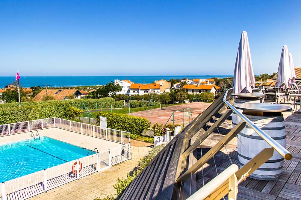 piscine du village vacances azureva anglet avec vue ocean 