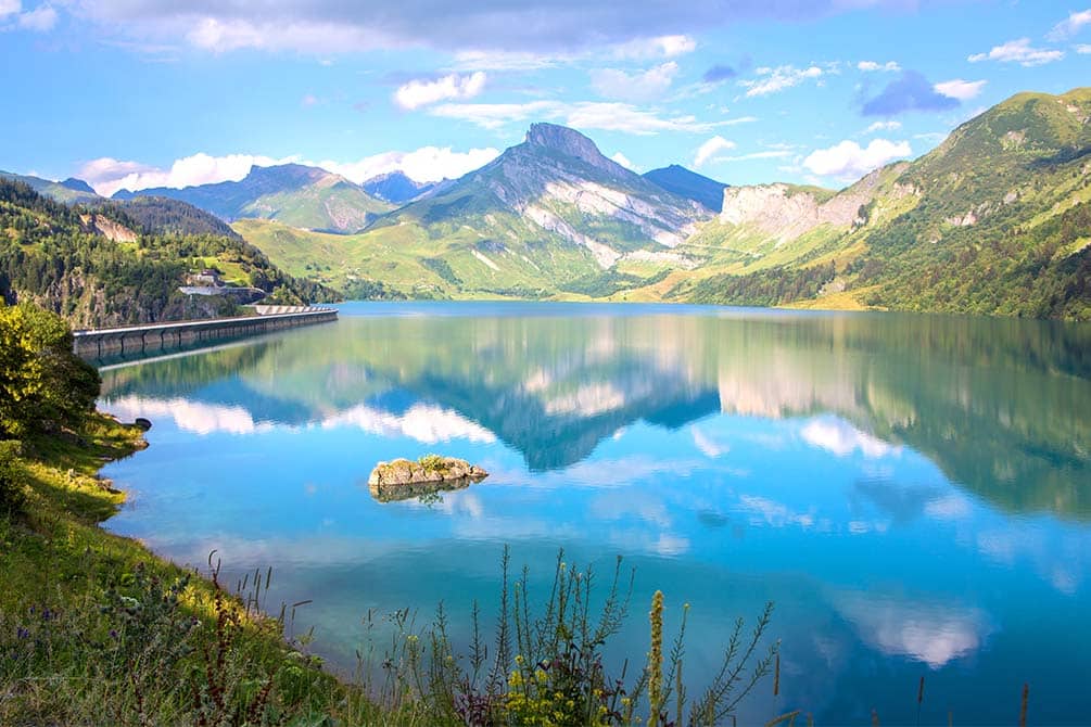 le lac de roselend proche du village vacances azureva areches beaufort 