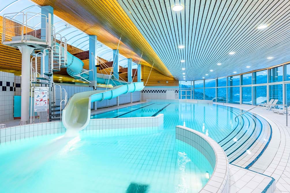 la piscine avec toboggan du village vacances azureva bussang  