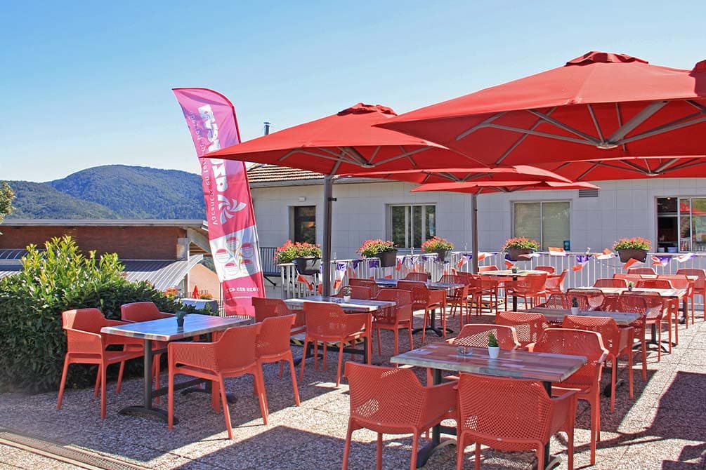 la terrasse bar d'ete du village vacances azureva bussang  