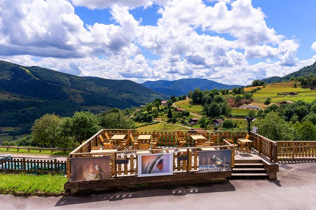 la terrasse avec vue sur la montagne au village vacances azureva bussang  