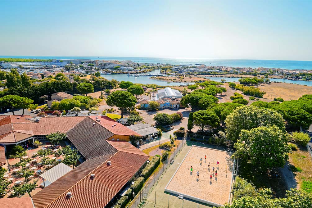 le terrain de sport du village vacances azureva au cap d'agde 2