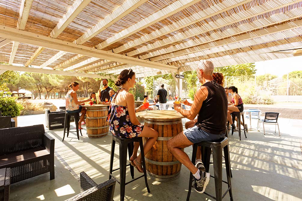 la terrasse du bar ombragee du village vacances azureva au cap d'agde 