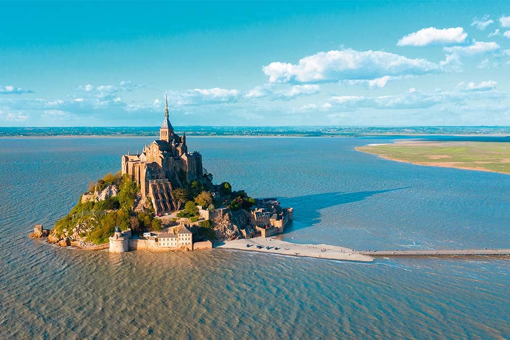 le mont saint michel avec le village vacances azureva a hauteville sur mer 