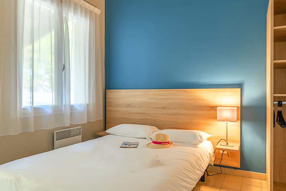 chambre lit double au village vacances azureva a l'ile d'oleron 