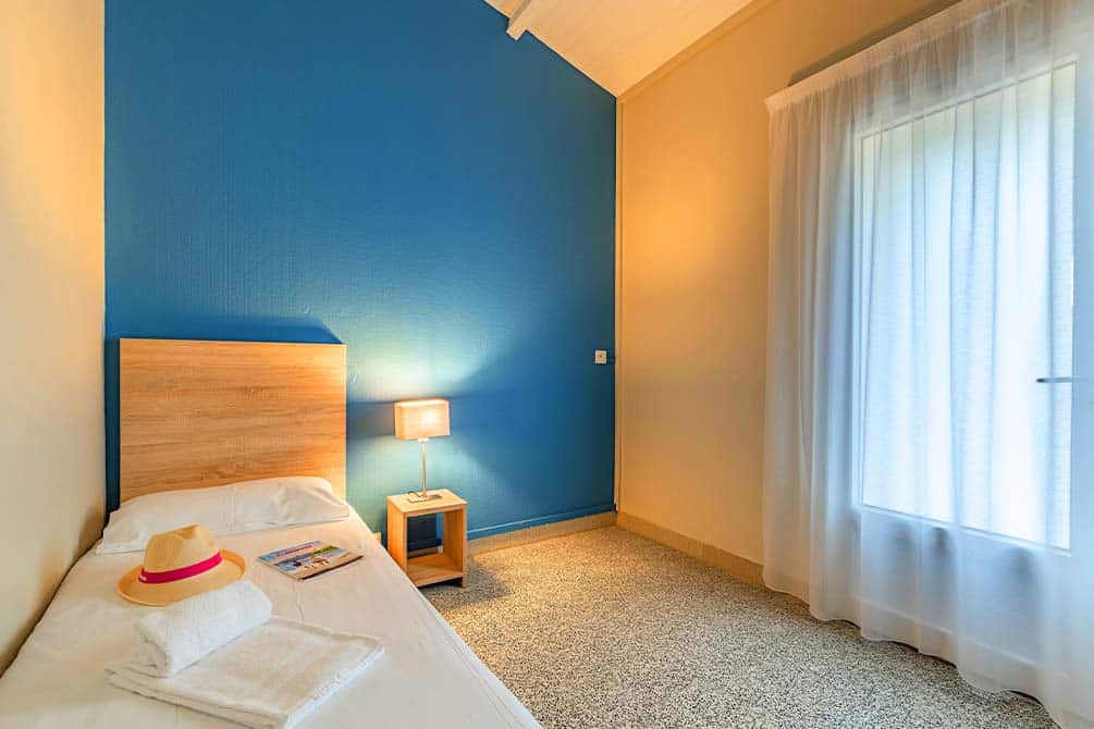 chambre lit simple au village vacances azureva a l'ile d'oleron 