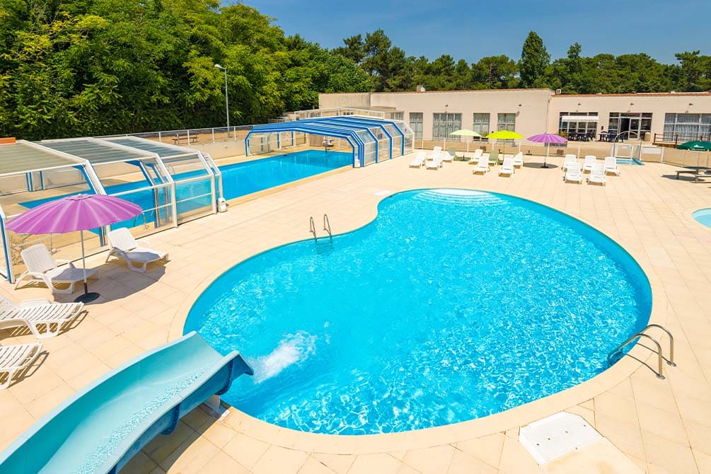 piscine avec toboggan au village vacances azureva de l'ile d'oleron
