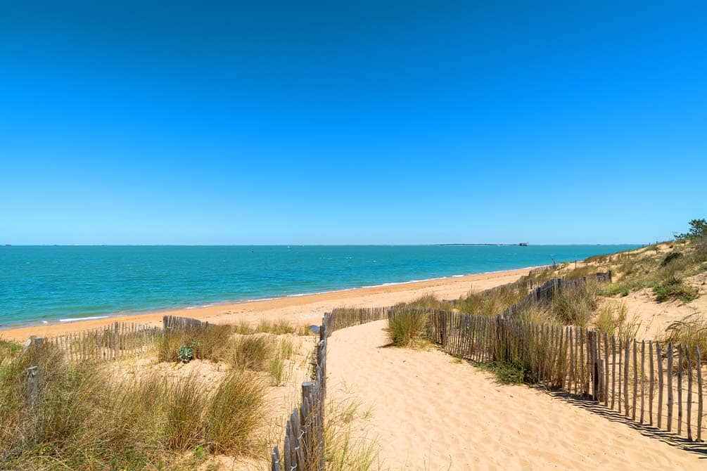 plage au bord du village vacances azureva de l'ile d'oleron