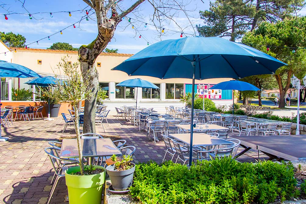 terrasse d'ete du village vacances azureva de l'ile d'oleron