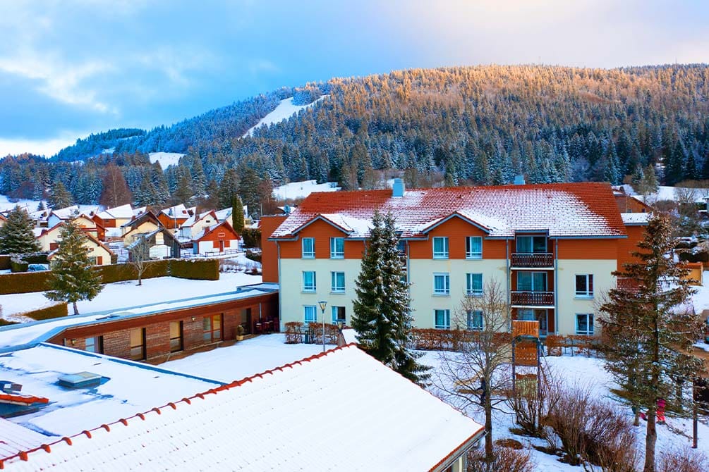 le ski en montagne l'hiver au village vacances azureva metabief dans le jura  