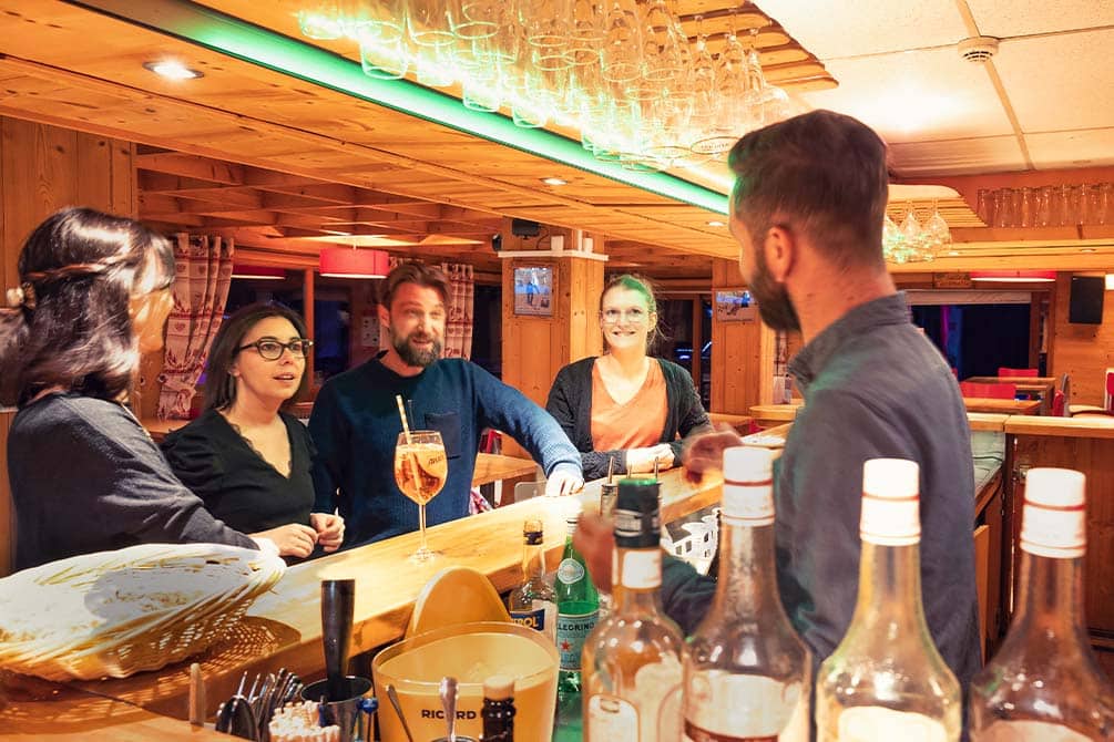 l'animation au bar du village vacances azureva de la clusaz les confins 