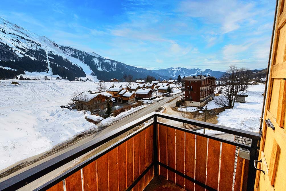 le balcon de la chambre du village vacances azureva de la clusaz les confins 