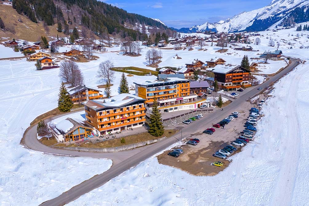 faire du ski a la montagne avec le village vacances azureva de la clusaz les confins