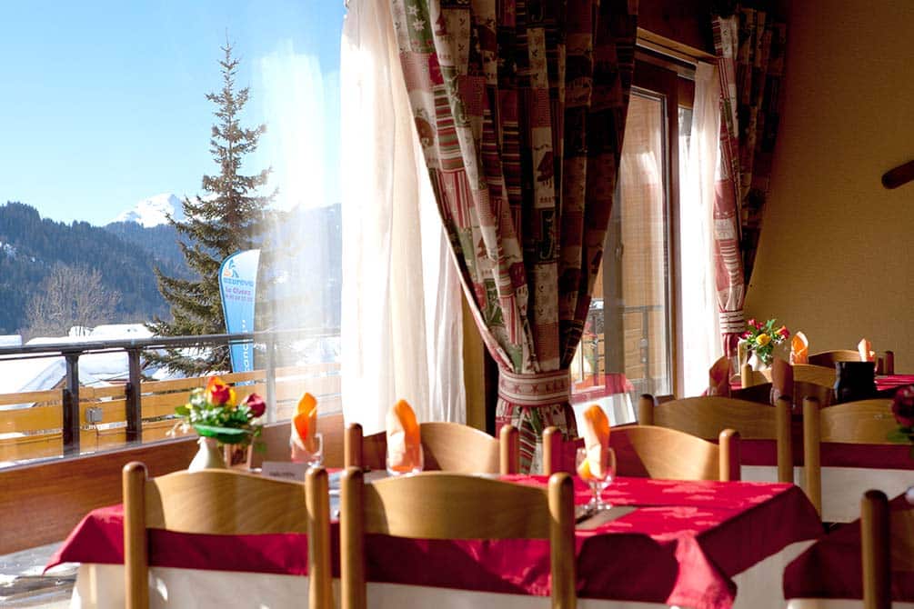 le restaurant vue sur la montagne du village vacances azureva de la clusaz les confins 