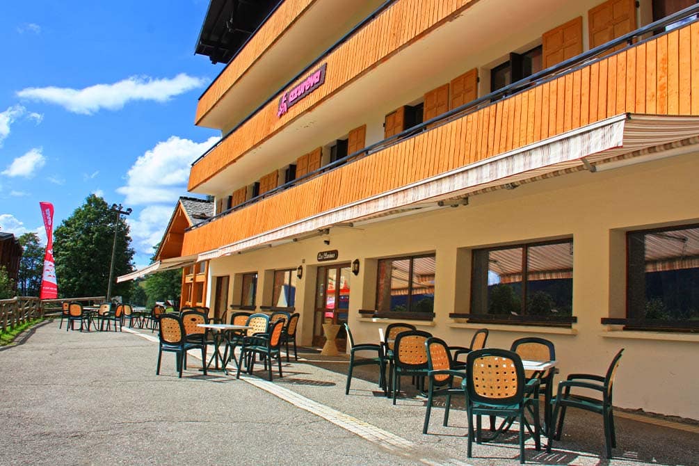 la terrasse d'ete au village vacances azureva de la clusaz les confins 