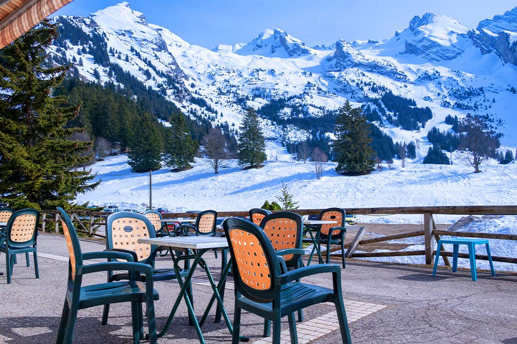 la terrasse en hiver du village vacances azureva de la clusaz les confins 